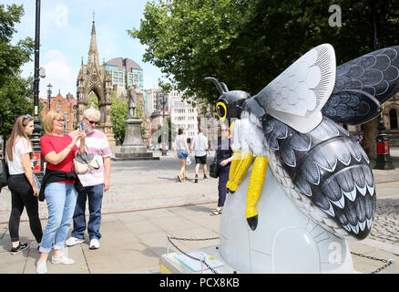 Manchester, Regno Unito, 3 agosto 2018. Il Manchester City Council e selvaggio circa arte stanno portando la comunità insieme con 'Bee nella città' che vede oltre a 1oo Bee Gigante sculture disegnate individualmente e disposto intorno alla città. Vi è un'applicazione interattiva per famiglie da utilizzare per trovare le api e sembra attrarre le famiglie a tutti gli angoli della città. Manchester, 4° agosto 2018 (C)Barbara Cook/Alamy Live News Foto Stock