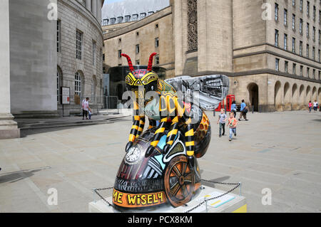 Manchester, Regno Unito, 3 agosto 2018. Il Manchester City Council e selvaggio circa arte stanno portando la comunità insieme con 'Bee nella città' che vede oltre a 1oo Bee Gigante sculture disegnate individualmente e disposto intorno alla città. Vi è un'applicazione interattiva per famiglie da utilizzare per trovare le api e sembra attrarre le famiglie a tutti gli angoli della città. Manchester, 4° agosto 2018 (C)Barbara Cook/Alamy Live News Foto Stock