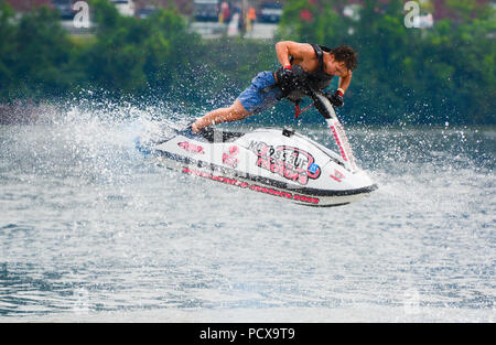 Pittsburgh, PA, Stati Uniti d'America. Il 3 agosto, 2018. Stati Uniti d'America Jet-Ski Freestyle campionati - Top atleti di freestyle in lizza per il titolo di tre fiumi regata Campione del freestyle. Credito: Amy Cicconi, Alamy Live News Foto Stock