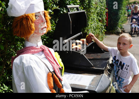 Muston, UK, 4 agosto 2018. Scene di spaventapasseri annuale Festival in Muston, vicino a Whitby, North Yorkshire, Regno Unito. Foto Data: Sabato 4 Agosto, 2018. Foto: Roger Garfield/Alamy Foto Stock