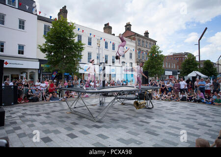 Stockton International Riverside Festival, Stockton on Tees, Inghilterra. Regno Unito. 4 agosto 2018. Regno Unito: Meteo Meteo dello scambiatore di calore per il gruppo acrobatico,Max Calaf Seve, che ha eseguito DIP, che aria inclusa la torsione di acrobazie sul trampolino, miscelati con la musica e umorismo alla XXXI Stockton International Riverside Festival.Credit: David Dixon,Alamy/Live News Foto Stock