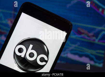Kiev, Ucraina. Il 4° agosto 2018. ABC News Il logo che si vede visualizzato su uno smart phone con uno sfondo di un mercato azionario shedle. ABC News è la divisione news della American Broadcasting Company (ABC), di proprietà di Disney Media Networks divisione della Walt Disney Company. Credito: Igor Golovniov SOPA/images/ZUMA filo/Alamy Live News Foto Stock