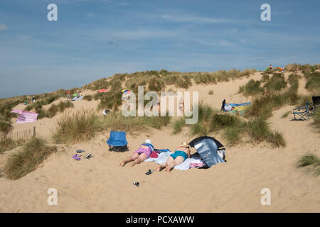 Broadstairs, Kent, Regno Unito. Il 4° agosto 2018. Un gran numero di persone sono visibili sul Camber Sands Beach durante la calda estate meteo, East Sussex, Regno Unito, 04 agosto 2018 Credit: Ray codolo/ZUMA filo/Alamy Live News Foto Stock