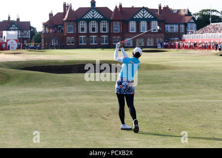 Lytham St Annes, Regno Unito, 4 agosto 2018. 4 agosto 2018, Royal Lytham &AMP; St Annes Golf Club, Lytham St Annes, Inghilterra; Ricoh Womens British Open di Golf, 3° round; Pornanong Phatlum (THA) svolge il suo approccio shot al XVIII green Foto Stock