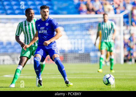 Cardiff, Galles, UK. 4 agosto 2018. Callum Paterson di Cardiff City viene pressurizzato da William Carvalho di Real Betis durante la pre-stagione amichevole tra Cardiff City della Premier League e Real Betis di La Liga a Cardiff City Stadium. Credito: Mark Hawkins/Alamy Live News Foto Stock