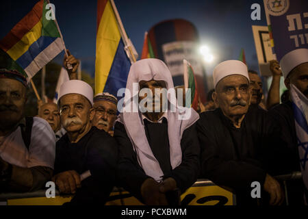 Tel Aviv, Israele. 04 Ago, 2018. Gli israeliani della minoranza Drusi prendere parte a una protesta contro Israele per la nuova nazione ebraica bill a Tel Aviv, Israele, 04 agosto 2018. Migliaia di drusi e sostenitori ebraica raccolse su Rabin Square nel centro di Tel Aviv contro una controversa nuova legge che i critici dicono che margini di Israele non-cittadini ebrei. Credito: Ilia Yefimovich/dpa/Alamy Live News Foto Stock