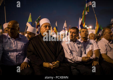 Tel Aviv, Israele. 04 Ago, 2018. Gli israeliani della minoranza Drusi prendere parte a una protesta contro Israele per la nuova nazione ebraica bill a Tel Aviv, Israele, 04 agosto 2018. Migliaia di drusi e sostenitori ebraica raccolse su Rabin Square nel centro di Tel Aviv contro una controversa nuova legge che i critici dicono che margini di Israele non-cittadini ebrei. Credito: Ilia Yefimovich/dpa/Alamy Live News Foto Stock