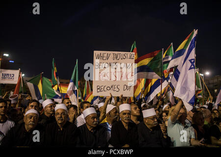 Tel Aviv, Israele. 04 Ago, 2018. Gli israeliani della minoranza Drusi prendere parte a una protesta contro Israele per la nuova nazione ebraica bill a Tel Aviv, Israele, 04 agosto 2018. Migliaia di drusi e sostenitori ebraica raccolse su Rabin Square nel centro di Tel Aviv contro una controversa nuova legge che i critici dicono che margini di Israele non-cittadini ebrei. Credito: Ilia Yefimovich/dpa/Alamy Live News Foto Stock