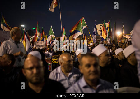 Tel Aviv, Israele. 04 Ago, 2018. Gli israeliani della minoranza Drusi prendere parte a una protesta contro Israele per la nuova nazione ebraica bill a Tel Aviv, Israele, 04 agosto 2018. Migliaia di drusi e sostenitori ebraica raccolse su Rabin Square nel centro di Tel Aviv contro una controversa nuova legge che i critici dicono che margini di Israele non-cittadini ebrei. Credito: Ilia Yefimovich/dpa/Alamy Live News Foto Stock