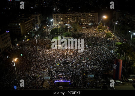 Tel Aviv, Israele. 04 Ago, 2018. Gli israeliani della minoranza Drusi prendere parte a una protesta contro Israele per la nuova nazione ebraica bill a Tel Aviv, Israele, 04 agosto 2018. Migliaia di drusi e sostenitori ebraica raccolse su Rabin Square nel centro di Tel Aviv contro una controversa nuova legge che i critici dicono che margini di Israele non-cittadini ebrei. Credito: Ilia Yefimovich/dpa/Alamy Live News Foto Stock