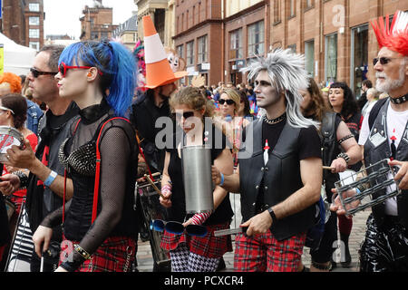 Glasgow, Scotland, Regno Unito. 04 agosto 2018. I partecipanti al Corteo di carnevale del Merchant City Festival. Il festival è parte del Festival 2018 una città-ampia manifestazione culturale in esecuzione in parallelo con il Glasgow 2018, i campionati europei. Credito: Elizabeth Leyden/Alamy Live News Foto Stock