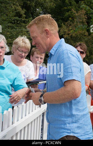 Oxfordshire, Regno Unito. 4 agosto 2018. Migliaia di persone sono andate al Countryfile Live show in una giornata calda e soleggiata. Ci sono state opportunità di vedere e incontrare i presentatori Countryfile, tra cui Adam Henson, qui raffigurato firma autografi. Foto Stock