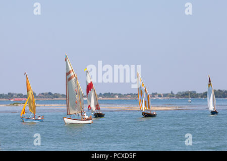 Venezia, Veneto, Italia. 4 agosto 2018. Laguna Veneta barche con le loro coloratissime vele competere nel trentesimo anniversario della regata AVT, l'Associazione Vela al terzo, Associazione Vela al terzo. Maria di credito Clarke/Alamy Live news Foto Stock