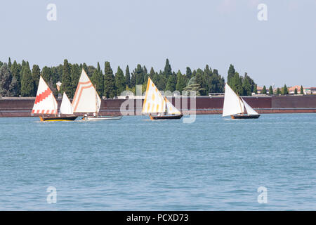 Venezia, Veneto, Italia. 4 agosto 2018. Laguna Veneta barche con le loro coloratissime vele competere nel trentesimo anniversario della regata AVT, l'Associazione Vela al terzo, Associazione Vela al terzo. Maria di credito Clarke/Alamy Live news Foto Stock