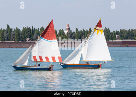 Venezia, Veneto, Italia. 4 agosto 2018. Laguna Veneta barche con le loro coloratissime vele competere nel trentesimo anniversario della regata AVT, l'Associazione Vela al terzo, Associazione Vela al terzo. Maria di credito Clarke/Alamy Live news Foto Stock