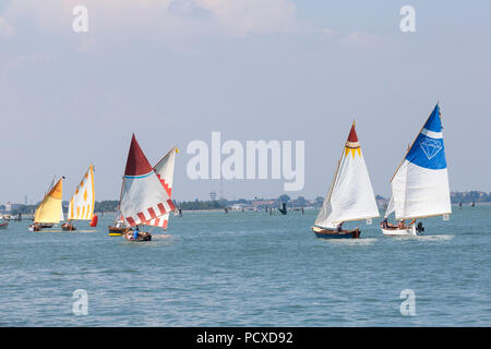 Venezia, Veneto, Italia. 4 agosto 2018. Laguna Veneta barche con le loro coloratissime vele competere nel trentesimo anniversario della regata AVT, l'Associazione Vela al terzo, Associazione Vela al terzo. Maria di credito Clarke/Alamy Live news Foto Stock