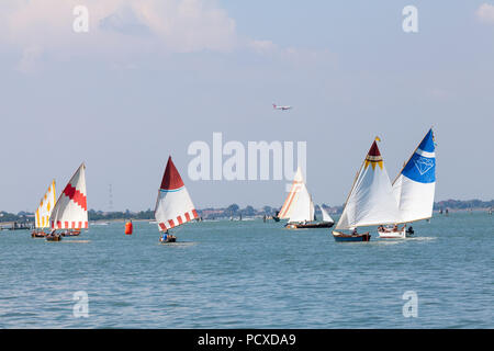 Venezia, Veneto, Italia. 4 agosto 2018. Laguna Veneta barche con le loro coloratissime vele competere nel trentesimo anniversario della regata AVT, l'Associazione Vela al terzo, Associazione Vela al terzo. Maria di credito Clarke/Alamy Live news Foto Stock