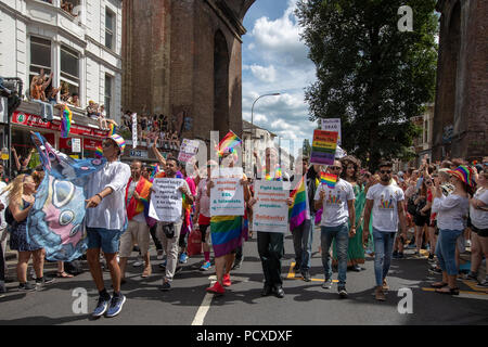 Brighton, Regno Unito. 4 agosto 2018,Peter Tatchell prendendo parte all'annuale Brighton Pride Parade, Brighton Inghilterra. © Jason Richardson / Alamy Live News Foto Stock