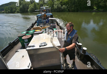 Würzburg, Germania. 04 Luglio, 2018. Sailor Matthias Hemmelmann viaggia sul cosiddetto bunker nave che alimenta le navi sul fiume Main. Credito: Karl-Josef Hildenbrand/dpa/Alamy Live News Foto Stock