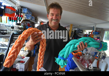 Würzburg, Germania. 04 Luglio, 2018. Operations Manager Klaus Philipp trattiene le corde. La sua stazione di bunker ormeggiato sulle rive del fiume Main. Credito: Karl-Josef Hildenbrand/dpa/Alamy Live News Foto Stock