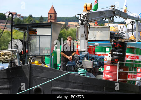 Würzburg, Germania. 04 Luglio, 2018. Operations Manager Klaus Philipp sorge sulla sua stazione di bunker ormeggiato sulle rive del fiume Main. Credito: Karl-Josef Hildenbrand/dpa/Alamy Live News Foto Stock