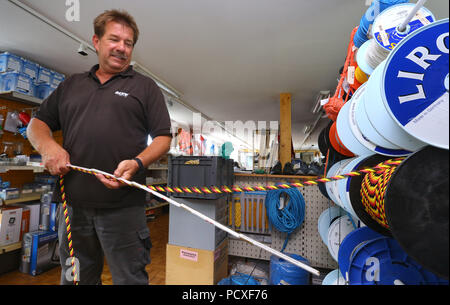 Würzburg, Germania. 04 Luglio, 2018. Manager Klaus Philipp misure una nave la corda al suo bunker station che si trova ormeggiato sulle rive del fiume Main. Credito: Karl-Josef Hildenbrand/dpa/Alamy Live News Foto Stock