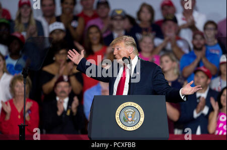 Centro di Lewis, Ohio, Stati Uniti d'America. 04 Ago, 2018. DONALD TRUMP parla a Oletangy orange alta scuola per sostenere il supporto per Troy Balderson, il candidato repubblicano in agosto 7 elezione speciale in Ohio del XII quartiere congressuale. Credito: Brian Cahn/ZUMA filo/Alamy Live News Foto Stock