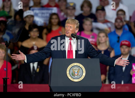 Centro di Lewis, Ohio, Stati Uniti d'America. 04 Ago, 2018. DONALD TRUMP parla a Oletangy orange alta scuola per sostenere il supporto per Troy Balderson, il candidato repubblicano in agosto 7 elezione speciale in Ohio del XII quartiere congressuale. Credito: Brian Cahn/ZUMA filo/Alamy Live News Foto Stock