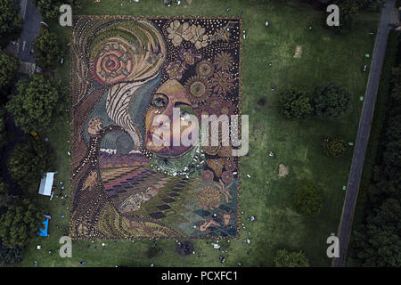 Tepotzotlan, Messico. Il 4° agosto 2018. Le persone fanno un 2.500 mq di tappeto di fiori durante la fiera dei fiori 2018 in Tepotzotlan, Messico, su Agosto 4, 2018. Credito: Miguel Tovar/Xinhua/Alamy Live News Foto Stock