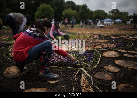 Tepotzotlan, Messico. Il 4° agosto 2018. Una ragazza fa un 2.500 mq di tappeto di fiori durante la fiera dei fiori 2018 in Tepotzotlan, Messico, su Agosto 4, 2018. Credito: Miguel Tovar/Xinhua/Alamy Live News Foto Stock