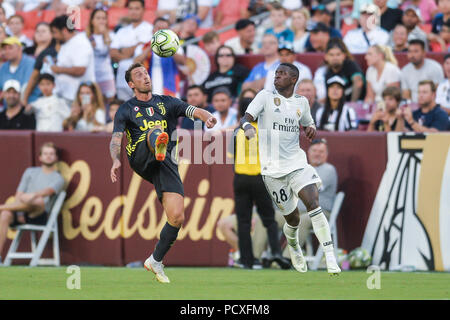 Landover, Maryland, Stati Uniti d'America. Il 4° agosto 2018. Centrocampista della Juventus, Claudio Marchisio (8) gioca la palla contro il Real Madrid avanti VINICIUS JUNIOR (28) in azione durante il gioco presso FedExField in Landover, Maryland. Credito: Amy Sanderson/ZUMA filo/Alamy Live News Foto Stock