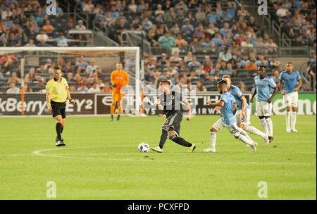 New York, Stati Uniti d'America Agosto 4, 2018: Erik Hurtado (19) di Vancouver Whitecaps FC controlla la sfera durante il normale gioco MLS contro NYC FC su Yankee Stadium Gioco terminato nel disegnare 2 - 2 Credito: lev radin/Alamy Live News Foto Stock