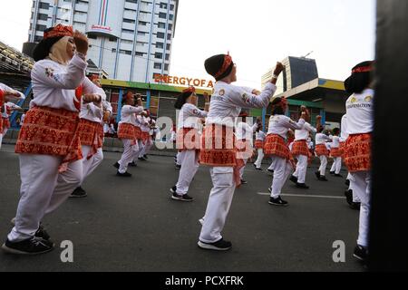 Centro di Jakarta, DKI JAKARTA, Indonesia. Il 4 giugno, 2018. L' Indonesia ha fatto una grande storia, Poco-Poco è entrato nel Guinness World Records un totale di 65.000 Poco-Poco ginnastica i partecipanti che hanno aderito 1.500 istruttori è riuscito a rompere il Guinness World Record record. I partecipanti provenivano da vari enti come il TNI, Polri, studenti, studenti e presidente di Joko Widodo e la First Lady Iriana Joko Widodo. Credito: Denny Pohan/ZUMA filo/Alamy Live News Foto Stock