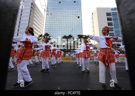 Centro di Jakarta, DKI JAKARTA, Indonesia. Il 4 giugno, 2018. L' Indonesia ha fatto una grande storia, Poco-Poco è entrato nel Guinness World Records un totale di 65.000 Poco-Poco ginnastica i partecipanti che hanno aderito 1.500 istruttori è riuscito a rompere il Guinness World Record record. I partecipanti provenivano da vari enti come il TNI, Polri, studenti, studenti e presidente di Joko Widodo e la First Lady Iriana Joko Widodo. Credito: Denny Pohan/ZUMA filo/Alamy Live News Foto Stock