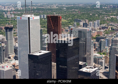 Toronto, Ontario, Canada. Guardando a nord-est dalla parte superiore della torre CN verso le torri di Bay Street, canadese del principale quartiere finanziario. Foto Stock