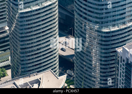 Toronto, Ontario, Canada. Guardando dalla parte superiore della torre CN in corrispondenza della porzione di Gardiner Expressway il traffico tra i grattacieli in estate. Foto Stock