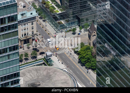 Toronto, Ontario, Canada. Guardando a Nord dalla parte superiore della CN Tower a intersezione di Simcoe Street e King Street West in estate. Foto Stock