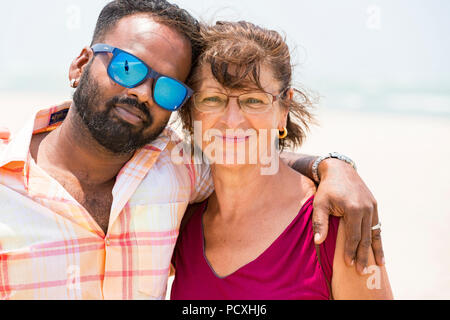 Pondicherry, PUDUCHERRY, Tamil Nadu, India - MARZO CIRCA, 2018. Ritratto di multietnica di uomo e donna senior passeggiate all'aperto - Happy multirazziale coupl Foto Stock