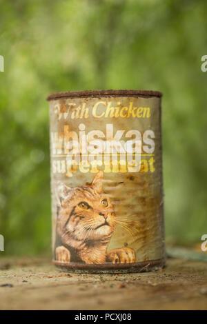 Un vecchio vuoto di stagno Whiskas Supermeat con pollo alimento di gatto in un legno vecchio Potting Shed. Lo stagno che è stato utilizzato per la memorizzazione di dadi e bulloni. Lancas Foto Stock