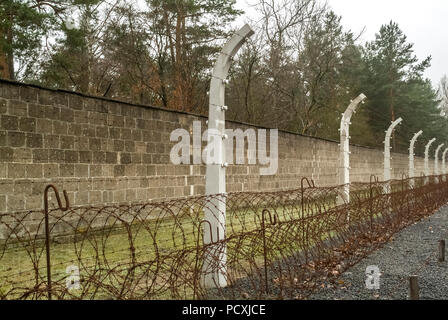 SACHSENHAUSEN, GERMANIA, 9 DICEMBRE 2009: La recinzione del campo di concentramento KZ Sachsenhausen-Oranienburg visto dall'interno. Foto Stock