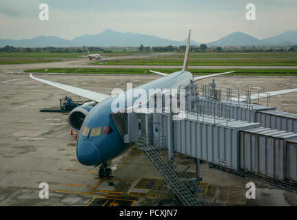 Hanoi, Vietnam - Agosto 14, 2016. Un Airbus A350-900 aereo della Vietnam Airlines docking all'Aeroporto Noi Bai (HAN) ad Hanoi, Vietnam. Foto Stock