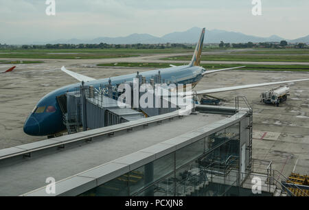 Hanoi, Vietnam - Agosto 14, 2016. Un Airbus A350-900 aereo della Vietnam Airlines docking all'Aeroporto Noi Bai (HAN) ad Hanoi, Vietnam. Foto Stock
