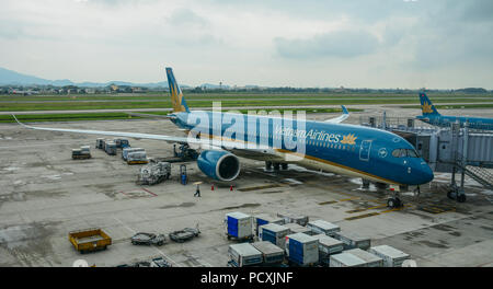 Hanoi, Vietnam - Agosto 14, 2016. Un Airbus A350-900 aereo della Vietnam Airlines docking all'Aeroporto Noi Bai (HAN) ad Hanoi, Vietnam. Foto Stock