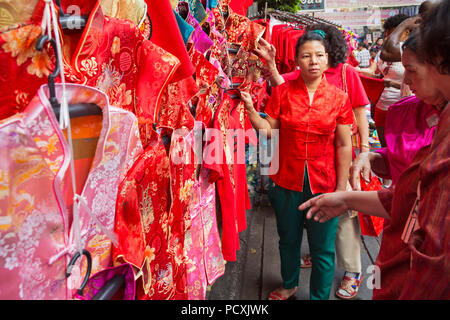 Strada del mercato di Chinatown al nuovo anno, Yaowarat, Bangkok, Thailandia Foto Stock