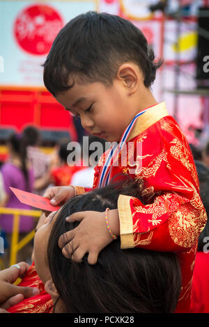 Giovane ragazzo in cinese vestito, Chinesischer tempio, nuovo anno cinese, Chinatown, Bangkok, Thailandia Foto Stock