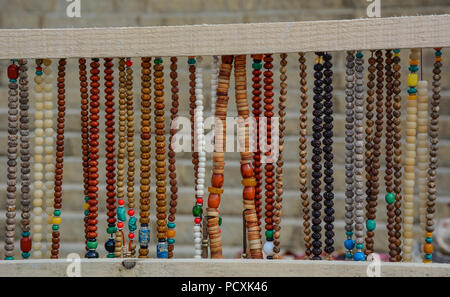 Colorate pietre semipreziose bracciali per la vendita al mercato locale in Sichuan, in Cina. Foto Stock