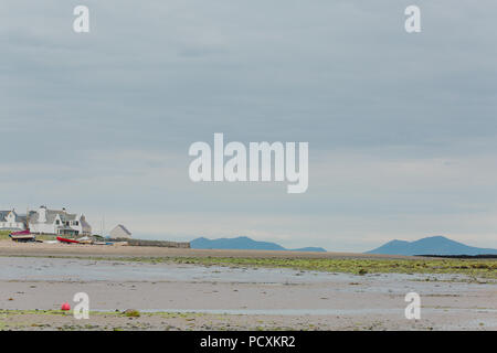 Vista su tutta Traeth Cridyll (Famiglia Rhosneigr beach, barca spiaggia), Anglesey, Galles del Nord verso la penisola di Llyn, Foto Stock