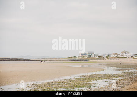 Case sulla spiaggia ampia, Traeth Llydan, Rhosneigr, Anglesey, Galles del Nord, Regno Unito Foto Stock