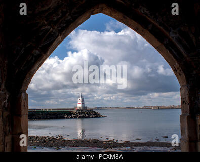 Il Molo pilota faro attraverso un arco sulla capezzagna Hartlepool Inghilterra Foto Stock