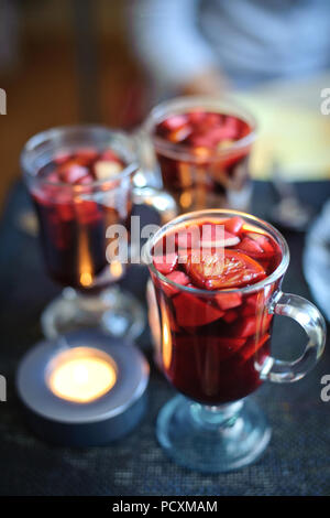 Tre tazze di vin brulé sul tavolo Foto Stock